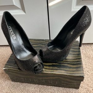 Womens Moda brand Ilene black open toe pumps size 8.5 new in box.